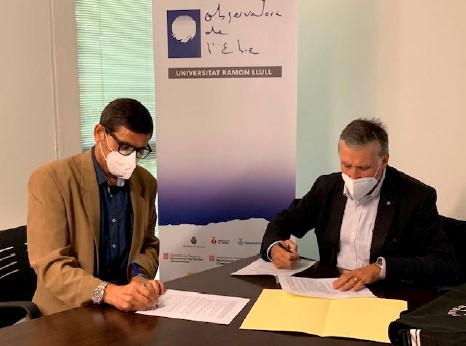 Els directors de l’Observatori, David Altadill (esq.), i de l’ICGC, Jaume Massó (dreta), signant el conveni de col·laboració.